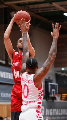 28 03 2021, Basketball, BBL 2020 2021, 25 Matchday, s Oliver Wuerzburg Telekom Baskets Bonn, GER, Wuerzburg, s Oliver Arena, picture from left Cameron Hunt s Oliver Wuerzburg and Alex Hamilton Telekom Baskets Bonn. Copyright: HMBxMedia xHeikoxBecker
