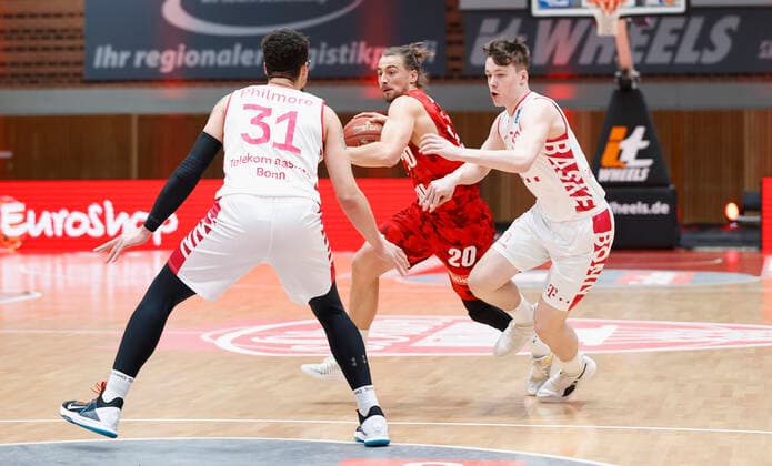 28 03 2021, Basketball, BBL 2020 2021, 25 Matchday, s Oliver Wuerzburg Telekom Baskets Bonn, GER, Wuerzburg, s Oliver Arena, picture from left Isaiah Philmore Telekom Baskets Bonn , Julian Albus s Oliver Wuerzburg and Simonas Lukosius Telekom Baskets Bonn. Copyright: HMBxMedia xHeikoxBecker