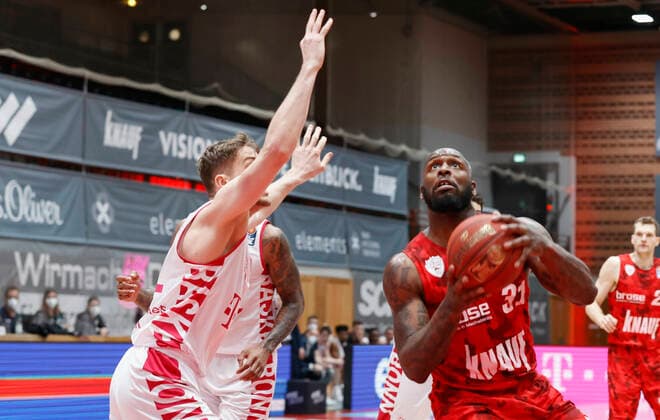 28 03 2021, Basketball, BBL 2020 2021, 25 Matchday, s Oliver Wuerzburg Telekom Baskets Bonn, GER, Wuerzburg, s Oliver Arena, Picture from left Kilian Binapfl Telekom Baskets Bonn , Alex Hamilton Telekom Baskets Bonn and Murphy Holloway s Oliver Wuerzburg. Copyright: HMBxMedia xHeikoxBecker