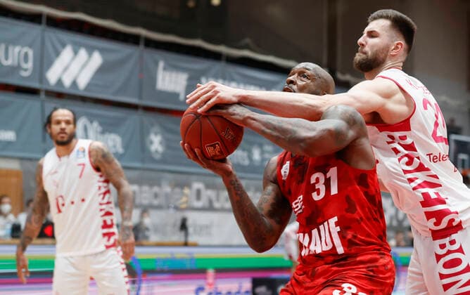 28 03 2021, Basketball, BBL 2020 2021, 25 Matchday, s Oliver Wuerzburg Telekom Baskets Bonn, GER, Wuerzburg, s Oliver Arena, picture from left Murphy Holloway s Oliver Wuerzburg and Leon Kratzer Telekom Baskets Bonn. Copyright: HMBxMedia xHeikoxBecker