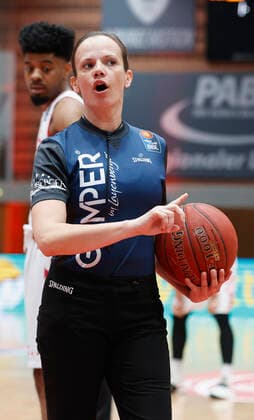 28 03 2021, Basketball, BBL 2020 2021, 25 Matchday, s Oliver Wuerzburg Telekom Baskets Bonn, GER, Wuerzburg, s Oliver Arena, picture from left Referee Anne Panther Copyright: HMBxMedia xHeikoxBecker