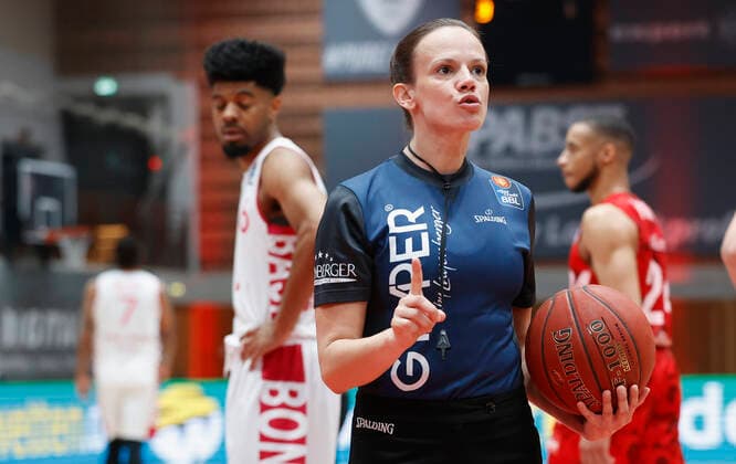 28 03 2021, Basketball, BBL 2020 2021, 25 Matchday, s Oliver Wuerzburg Telekom Baskets Bonn, GER, Wuerzburg, s Oliver Arena, picture from left Referee Anne Panther Copyright: HMBxMedia xHeikoxBecker