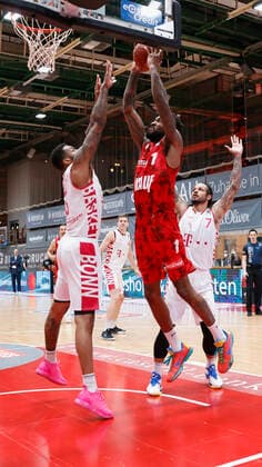 28 03 2021, Basketball, BBL 2020 2021, 25 Matchday, s Oliver Wuerzburg Telekom Baskets Bonn, GER, Wuerzburg, s Oliver Arena, picture from left James Thompson IV Telekom Baskets Bonn and Perry Jones III s Oliver Wuerzburg Copyright: HMBxMedia xHeikoxBecker