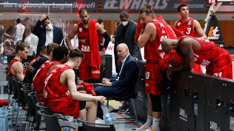 28 03 2021, Basketball, BBL 2020 2021, 25 match day, s Oliver Wuerzburg Telekom Baskets Bonn, GER, Wuerzburg, s Oliver Arena, pic v li time out with head coach Denis Wucherer s Oliver Wuerzburg. Copyright: HMBxMedia xHeikoxBecker