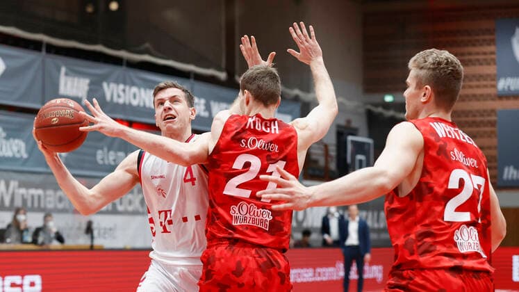 28 03 2021, Basketball, BBL 2020 2021, 25 Matchday, s Oliver Wuerzburg Telekom Baskets Bonn, GER, Wuerzburg, s Oliver Arena, picture from left Strahinja Micovic Telekom Baskets Bonn , Florian Koch s Oliver Wuerzburg and Jonas Weitzel s Oliver Wuerzburg. Copyright: HMBxMedia xHeikoxBecker