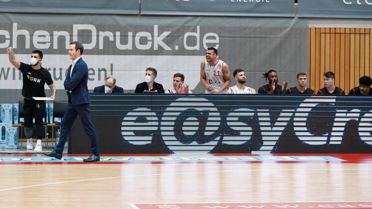 28 03 2021, Basketball, BBL 2020 2021, 25 match day, s Oliver Wuerzburg Telekom Baskets Bonn, GER, Wuerzburg, s Oliver Arena, picture v li The Bonn bench around head coach William Voigt Telekom Baskets Bonn. Copyright: HMBxMedia xHeikoxBecker