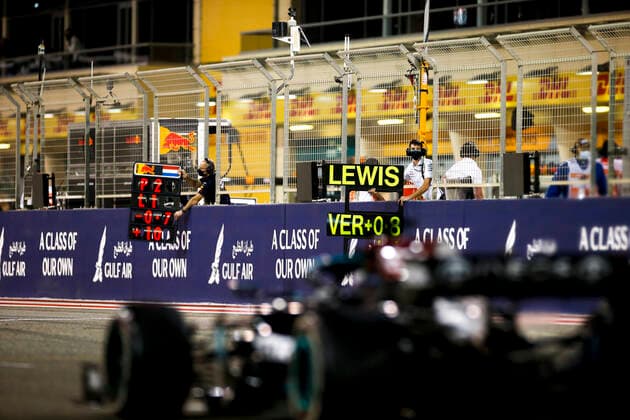 Pit board, gap between HAMILTON Lewis (gbr), Mercedes AMG F1 GP W12 E Performance, 33 VERSTAPPEN Max (nld), Red Bull Racing Honda RB16B, action during Formula 1 Gulf Air Bahrain Grand Prix 2021 from March 26 to 28, 2021 on the Bahrain International Circuit, in Sakhir, Bahrain - FORMULE 1 : Grand prix du Bahrein - Sakhir - Course - 28 03 2021 DPPI Panoramic 