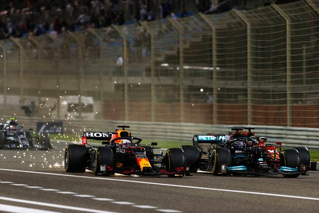 33 VERSTAPPEN Max (nld), Red Bull Racing Honda RB16B, 44 HAMILTON Lewis (gbr), Mercedes AMG F1 GP W12 E Performance, action, restart during Formula 1 Gulf Air Bahrain Grand Prix 2021 from March 26 to 28, 2021 on the Bahrain International Circuit, in Sakhir, Bahrain - FORMULE 1 : Grand prix du Bahrein - Sakhir - Course - 28 03 2021 DPPI Panoramic 