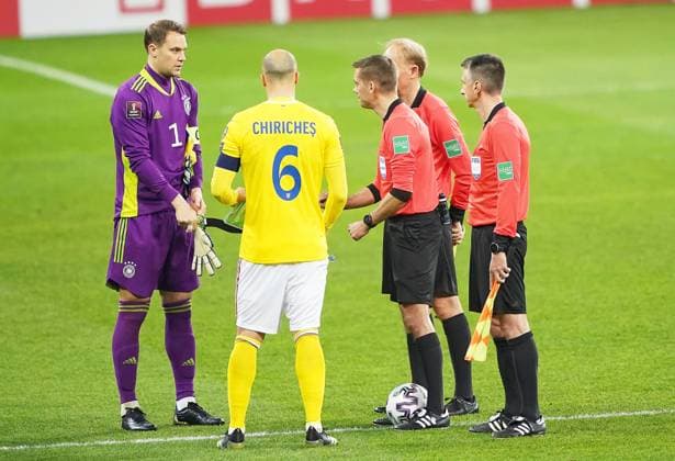 Manuel NEUER, DFB 1 goalkeeper, Vlad CHIRICHES, ROM 6 captain, Kapitaen, Kapitaensbinde, Chef Referees Clement TURPIN (FRA), assistants Nicolas DANOS (FRA), Cyril GRINGORE (FRA) with whistle, gestures, shows, watch, individual action, Schiedsrichter, Hauptschiedsrichter, in the match ROMANIA - GERMANY 0-1 Rumänien - Deutschland 0-1 Qualification for World Championships 2022, WM Quali, Season 2020 2021, March 28, 2021 in Bucharest, Bukarest, Romania.