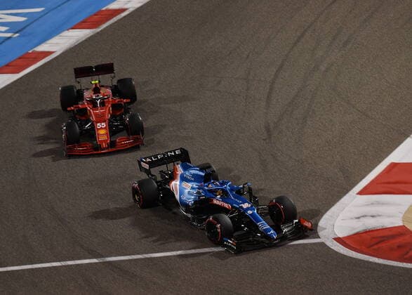 Formula 1 Gulf Air Bahrain Grand Prix 2021 28 03 2021, Bahrain International Circuit, Sakhir, Formula 1 Gulf Air Bahrain Grand Prix 2021 ,in the picture Fernando Alonso ESP 14 , Alpine F1 Team, Carlos Sainz Jr ESP 55 , Scuderia Ferrari Mission Winnow nordphotoxGmbHx xBratic nph00250
