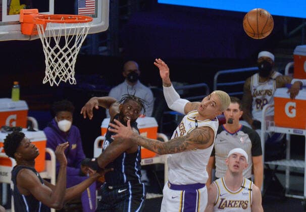 Basketball, NBA, Los Angeles Lakers - Orlando Magic Los Angeles Lakers forward Kyle Kuzma keeps his eye on the ball after swatting it away from Orlando Magic forward James Ennis III during the first half at Staples Center in Los Angeles on Sunday, March 28, 2021. The Lakers defeated the Magic 96-93.  LAP2021032813 JIMxRUYMEN