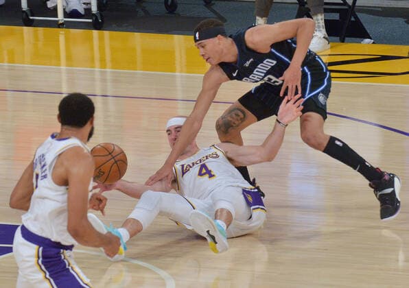 Basketball, NBA, Los Angeles Lakers - Orlando Magic Los Angeles Lakers guard Alex Caruso makes the pass under pressure from Orlando Magic guard R.J. Hampton during the first half at Staples Center in Los Angeles on Sunday, March 28, 2021. The Lakers defeated the Magic 96-93.  LAP2021032816 JIMxRUYMEN