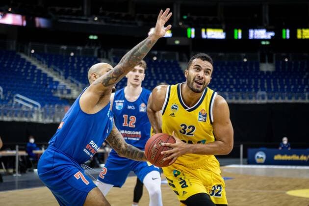 Basketball Berlin 28 03 2021 Season 2020 2021 easyCredit BBL 1 Bundesliga Alba Berlin SYNTAINICS MBC Weißenfels Johannes Thiemann Alba Berlin, No 32 Sergio Kerusch MBC, No 07