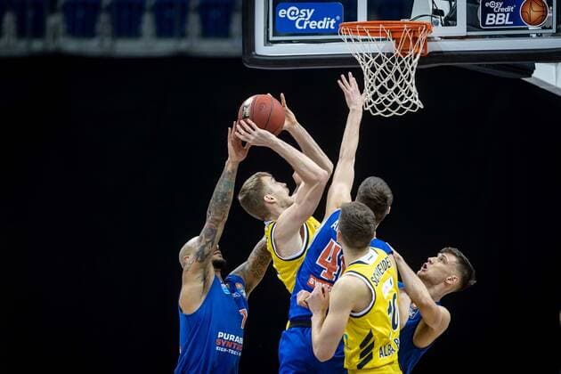 Basketball Berlin 28 03 2021 Season 2020 2021 easyCredit BBL 1 Bundesliga Alba Berlin SYNTAINICS MBC Weißenfels Niels Giffey Alba Berlin, No 05 Sergio Kerusch MBC, No 07 Sandro Antunovic MBC, No 40 Michal Michalak MBC, No 23 Tim Schneider Alba Berlin, No 10
