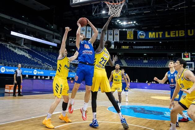 Basketball Berlin 28 03 2021 Season 2020 2021 easyCredit BBL 1 Bundesliga Alba Berlin SYNTAINICS MBC Weißenfels Sandro Antunovic MBC, No 40 Christ Koumadje Alba Berlin, No 21 Niels Giffey Alba Berlin, No 05