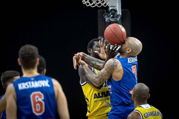 Basketball Berlin 28 03 2021 Season 2020 2021 easyCredit BBL 1 Bundesliga Alba Berlin SYNTAINICS MBC Weißenfels Christ Koumadje Alba Berlin, No 21 Sergio Kerusch MBC, No 07