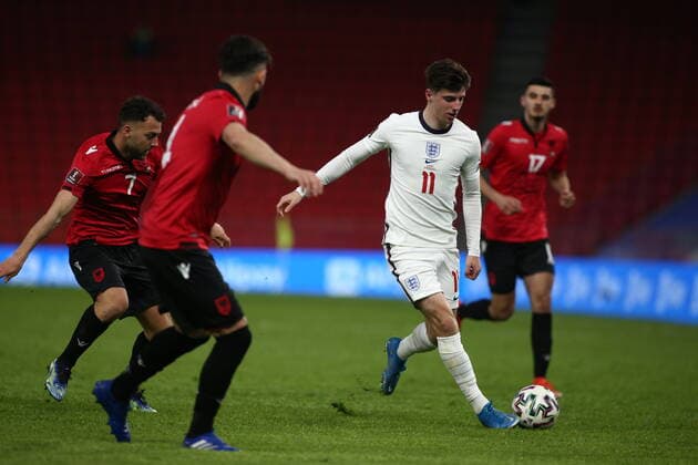 TIRANA, ALBANIA - MARCH 28: Mason Mount ion England runs through the Albania defence during the FIFA World Cup, WM, Weltmeisterschaft, Fussball 2022 Qatar qualifying match between Albania and England at the Qemal Stafa Stadium on March 28, 2021 in Tirana, Albania. Sporting stadiums around Europe remain under strict restrictions due to the Coronavirus Pandemic as Government social distancing laws prohibit fans inside venues resulting in games being played behind closed doors SPO, SOC, FOI 