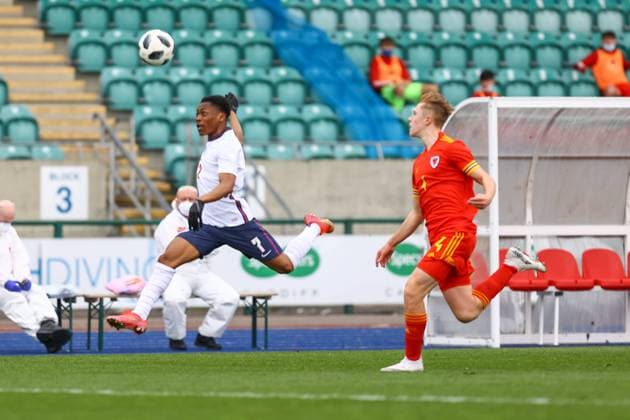 Wales v England 29 03 2021. U18 International Friendly, Länderspiel, Nationalmannschaft England Under 18 s Karamoko Dembele (7) under pressure from Wale?s U18 Harry Jones (4) during the international friendly match between U18 Wales and U18 England at Leckwith Stadium, Cardiff, Wales on 29 March 2021. Cardiff Leckwith Stadium Wales Editorial use only , Copyright: xDanxMintox PSI-12188-0031