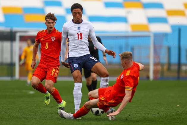 Wales v England 29 03 2021. U18 International Friendly, Länderspiel, Nationalmannschaft England Under 18 s Daniel Jebbison (19) is tackled by Wale?s U18 Taylor Jones (5) during the international friendly match between U18 Wales and U18 England at Leckwith Stadium, Cardiff, Wales on 29 March 2021. Cardiff Leckwith Stadium Wales Editorial use only , Copyright: xDanxMintox PSI-12188-0034