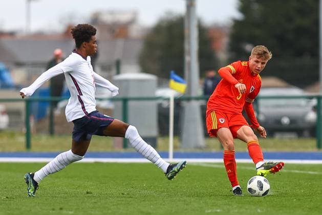 Wales v England 29 03 2021. U18 International Friendly, Länderspiel, Nationalmannschaft Wale?s U18 Thomas Davies (3) under pressure from England Under 18 s Carney Chukwuemeka (14) during the international friendly match between U18 Wales and U18 England at Leckwith Stadium, Cardiff, Wales on 29 March 2021. Cardiff Leckwith Stadium Wales Editorial use only , Copyright: xDanxMintox PSI-12188-0047