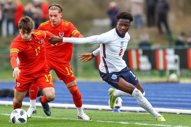 Wales v England 29 03 2021. U18 International Friendly, Länderspiel, Nationalmannschaft Wale?s U18 Rio Dyer (17) tussles with England Under 18 s Daniel Oyegoke (2) during the international friendly match between U18 Wales and U18 England at Leckwith Stadium, Cardiff, Wales on 29 March 2021. Cardiff Leckwith Stadium Wales Editorial use only , Copyright: xDanxMintox PSI-12188-0069