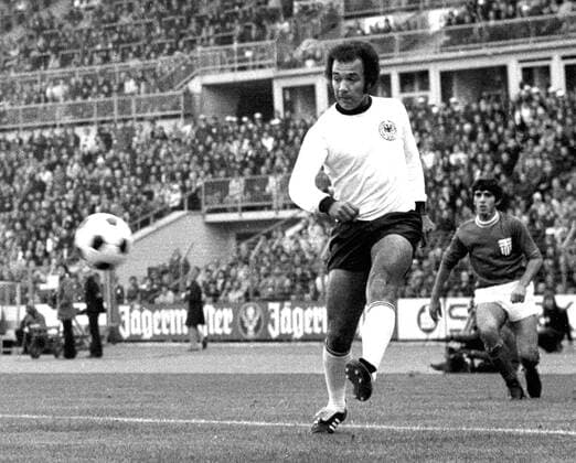 Erwin Kostedde, erster farbiger Nationalspieler Deutschlands. Unser Bild zeigt Erwin Kostedde im Spiel gegen Griechenland am 11.10.1975 in Düsseldorf. *** Erwin Kostedde, first coloured national player in Germany Our picture shows Erwin Kostedde in the match against Greece on 11 10 1975 in Düsseldorf HM