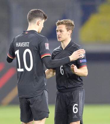 Joshua KIMMICH GER high-fives Kai HAVERTZ l GER, Soccer match, World Cup Qualification Group J Matchday 1, Germany GER Iceland ISL 3 0, on 25 03 2021 in Duisburg Germany Â