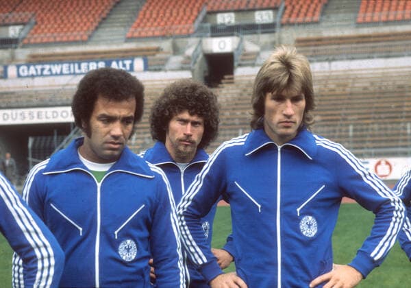 Training der Deutschen Nationalmannschaft am 10.10.1975 vor dem Länderspiel gegen Griechenland in Düsseldorf. V.l.: Erwin Kostedde, Paul Breitner und Manfred Kaltz im Düsseldorfer Rheinstadion. *** Training of the German national team on 10 10 1975 before the international match against Greece in Düsseldorf V l Erwin Kostedde, Paul Breitner and Manfred Kaltz in the Düsseldorf Rhine Stadium HM
