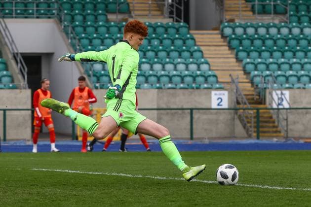 Wales v England 29 03 2021. U18 International Friendly, Länderspiel, Nationalmannschaft Wale?s U18 Max Williams (1) takes a goal kick during the international friendly match between U18 Wales and U18 England at Leckwith Stadium, Cardiff, Wales on 29 March 2021. Cardiff Leckwith Stadium Wales Editorial use only , Copyright: xDanxMintox PSI-12188-0087