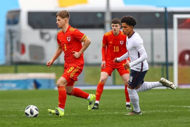 Wales v England 29 03 2021. U18 International Friendly, Länderspiel, Nationalmannschaft Wale?s U18 Oliver Ewing (8) under pressure from England Under 18 s Shola Shoretire (10) during the international friendly match between U18 Wales and U18 England at Leckwith Stadium, Cardiff, Wales on 29 March 2021. Cardiff Leckwith Stadium Wales Editorial use only , Copyright: xDanxMintox PSI-12188-0106