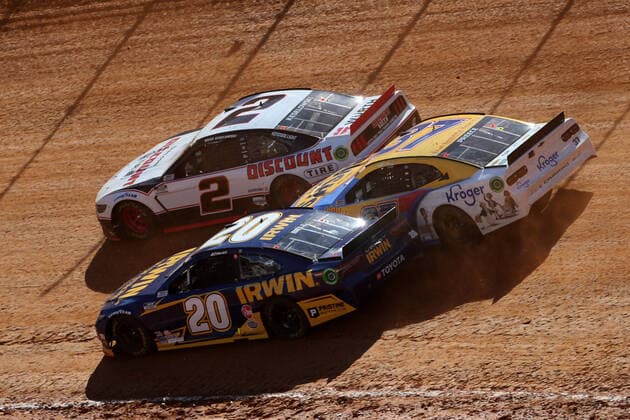 Bilder des Jahres 2021, Sport 03 März Sport Bilder des Tages BRISTOL, TN - MARCH 29: 20: Christopher Bell, Joe Gibbs Racing, Toyota Camry Irwin Trade Strong 37: Ryan Preece, JTG Daugherty Racing, Chevrolet Camaro BUSH S Beans Kroger 2: Brad Keselowski, Team Penske, Ford Mustang Discount Tire during the running of the rain delayed Food City Dirt Race on March 29, 2021 at Bristol Motor Speedway in Bristol, TN. (Photo by Jeff Robinson Icon Sportswire) AUTO: MAR 29 NASCAR, Motorsport, USA Cup Series - Food City Dirt Race Icon2103292485