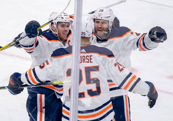 Sport Themen der Woche KW13 Bilder des Jahres 2021, Sport 03 März Sport Bilder des Tages March 29, 2021, Toronto, on, Canada: Edmonton Oilers Connor McDavid (97) and Leon Draisaitl (29) congratulate defenceman Darnell Nurse (25) after he score the game winning during overtime NHL, Eishockey Herren, USA action against the Toronto Maple Leafs in Toronto on Monday March 29, 2021 Canada News - March 29, 2021  - ZUMAc35_ 20210329_zaf_c35_114 Copyright: xFrankxGunnx