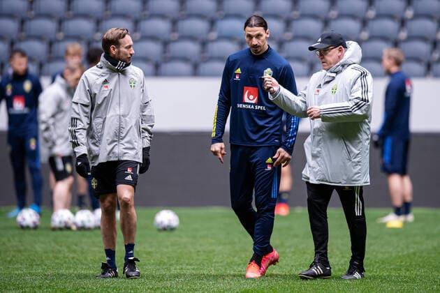 210330 Naprapath Christian Andersson, Zlatan Ibrahimovic and head coach Janne Andersson of the Swedish national football team during a training session on March 30, 2021 in Stockholm Photo Joel Marklund BILDBYRAN kod JM JM0100 bbeng fotboll football soccer fotball sverige sverige a sweden träning practice training,  Copyright: JOELxMARKLUND BB210330JM022