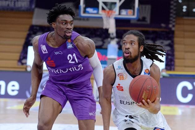 Marcus Thornton Niners Chemnitz R, on the ball , Tai Odiase BG Goettingen L , Basketball, Bundesliga, BBL, BG Goettingen Niners Chemnitz, 30 03 2021, BG Goettingen Niners Chemnitz, Basketball, Bundesliga, GER, BBL, 30 03 2021 Goettingen Copyright: xEibner-Pressefotox-xRolandxSippelx