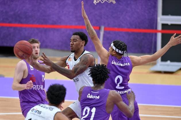 Isiaha Mike Niners Chemnitz M, on the ball , Mathis Moenninghoff BG Goettingen L , Nelson Weidemann BG Goettingen R , Tai Odiase BG Goettingen front, R , Basketball, Bundesliga, BBL, BG Goettingen Niners Chemnitz, 30 03 2021, BG Goettingen Niners Chemnitz, Basketball, Bundesliga, GER, BBL, 30 03 2021 Goettingen Copyright: xEibner-Pressefotox-xRolandxSippelx