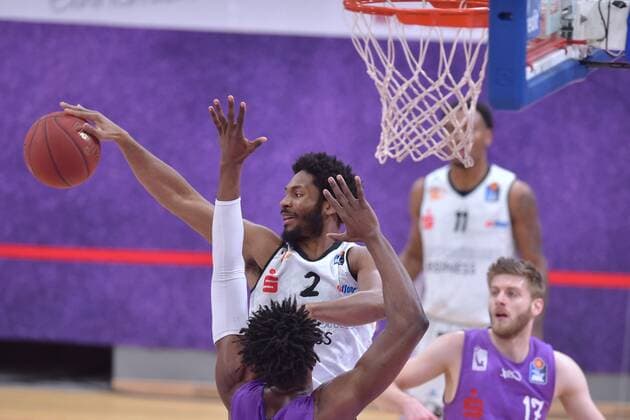 Terrell Harris Niners Chemnitz on the ball , Mathis Moenninghoff BG Goettingen , Tai Odiase BG Goettingen in front , Basketball, Bundesliga, BBL, BG Goettingen Niners Chemnitz, 30 03 2021, BG Goettingen Niners Chemnitz, Basketball, Bundesliga, GER, BBL, 30 03 2021 Goettingen Copyright: xEibner-Pressefotox-xRolandxSippelx