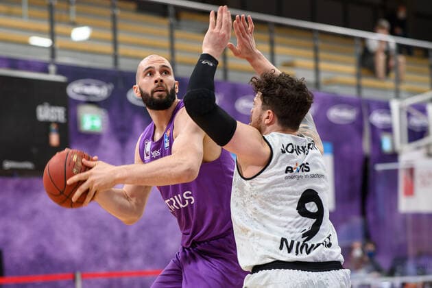 BG Göttingen Niners Chemnitz 30 03 2021, Basketball Bundesliga easyCredit BBL, season 2020 2021, main round, BG Göttingen Niners Chemnitz Göttingens Dennis Kramer l plays against Chemnitz Dominique Johnson Göttingen Lower Saxony Germany