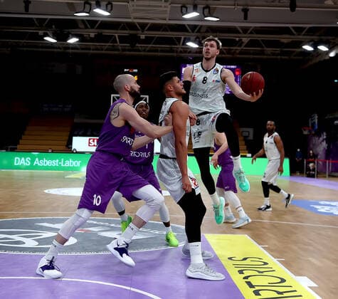 GSD zje123 season 2020 21 Easy credit Basketball Bundesliga BG Göttingen Niners Chemnitz Chemnitz Jan Niklas Wimberg on the ball against Göttingens Dennis Kramer.