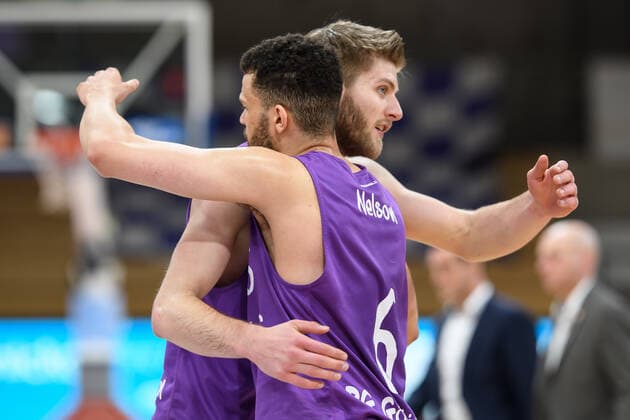 BG Göttingen Niners Chemnitz 30 03 2021, Basketball Bundesliga easyCredit BBL, 2020 2021 season, main round, BG Göttingen Niners Chemnitz Göttingens Mathis Mönninghoff and Göttingens Luke Nelson hug after the game Göttingen Lower Saxony Germany