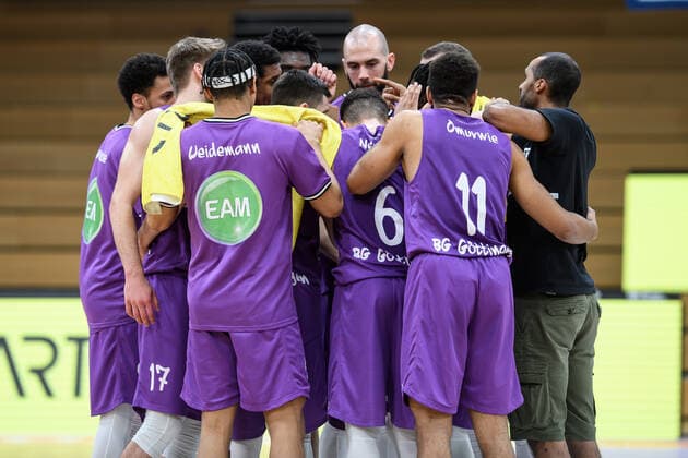 BG Göttingen Niners Chemnitz 30 03 2021, Basketball Bundesliga easyCredit BBL, 2020 2021 season, main round, BG Göttingen Niners Chemnitz Göttingens players stand together after the game Göttingen Lower Saxony Germany