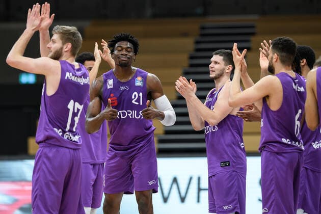 BG Göttingen Niners Chemnitz 30 03 2021, Basketball Bundesliga easyCredit BBL, 2020 2021 season, main round, BG Göttingen Niners Chemnitz Göttingen players celebrate after the game Göttingen Lower Saxony Germany