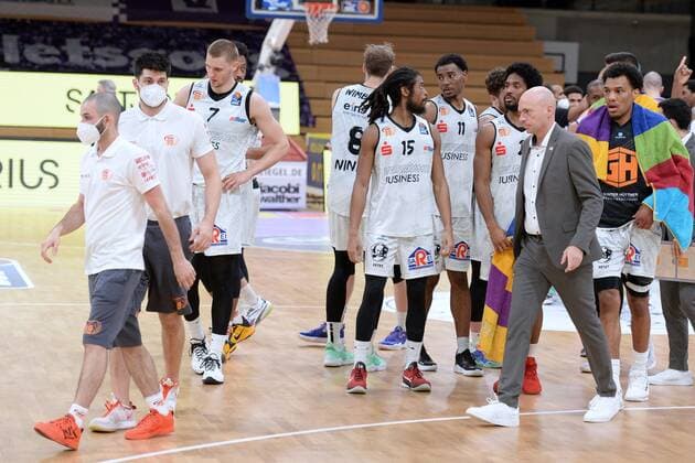 disappointed, frustrated, emotion after the defeat Rodrigo Pastore coach, head coach Niners Chemnitz front , Marcus Thornton M , Isiaha Mike M, back , Basketball, Bundesliga, BBL, BG Goettingen Niners Chemnitz, 30 03 2021, BG Goettingen Niners Chemnitz, Basketball, Bundesliga, GER, BBL, 30 03 2021 Goettingen Copyright: xEibner-Pressefotox-xRolandxSippelx