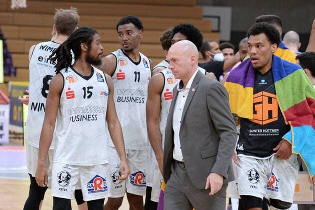disappointed, frustrated, emotion after the defeat Rodrigo Pastore coach, head coach Niners Chemnitz front , Marcus Thornton M , Isiaha Mike M, back , Basketball, Bundesliga, BBL, BG Goettingen Niners Chemnitz, 30 03 2021, BG Goettingen Niners Chemnitz, Basketball, Bundesliga, GER, BBL, 30 03 2021 Goettingen Copyright: xEibner-Pressefotox-xRolandxSippelx