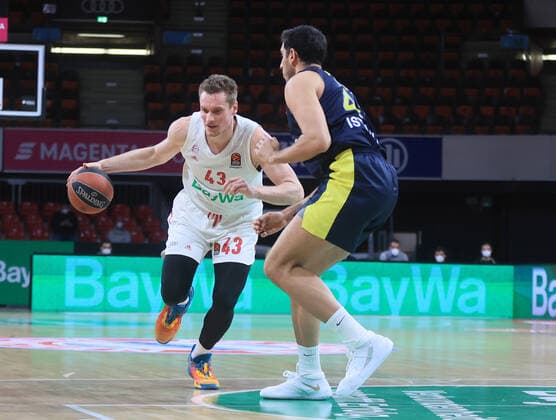 30 03 2021, EuroLeague, FC Bayern Basketball vs Fenerbahce, Audi Dome Munich, sports, in picture Leon Radosevic FCB Basketball vs Ahmet Dueverioglu Fenerbahce