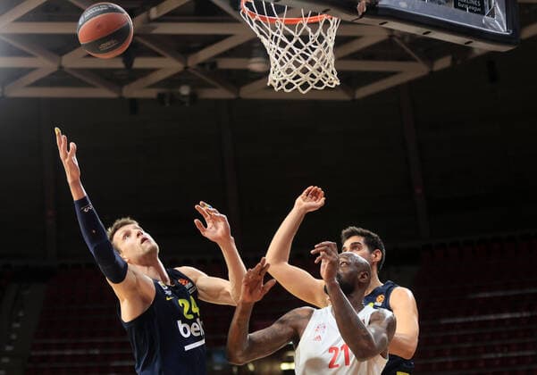 30 03 2021, EuroLeague, FC Bayern Basketball vs Fenerbahce, Audi Dome Munich, sports, in picture Jan Vesely Fenerbahce , James Gist FCB Basketball and Ahmet Dueverioglu Fenerbahce