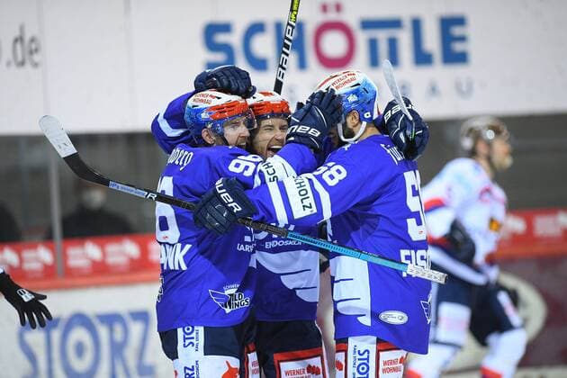 Bilder des Jahres 2021, Sport 03 März Sport Bilder des Tages (v.l.n.r.) Tyson Spink (Schwenninger Wild Wings) Tylor Spink (Schwenninger Wild Wings) Christopher Fischer (Schwenninger Wild Wings) GER, Eishockey, DEL, Schwenninger Wild Wings - Iserlohn Roosters, 30.03.2021 Villingen-Schwenningen *** f l n r Tyson Spink Schwenninger Wild Wings Tylor Spink Schwenninger Wild Wings Christopher Fischer Schwenninger Wild Wings GER, Ice Hockey, DEL, Schwenninger Wild Wings Iserlohn Roosters, 30 03 2021 Villingen Schwenningen Copyright: xLaegler xEibner-Pressefotox EP_EER