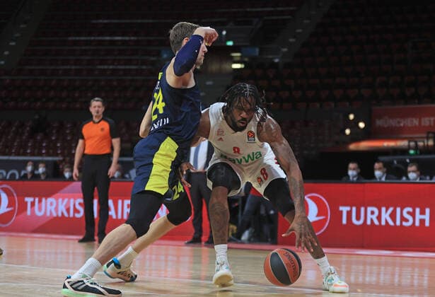 30 03 2021, EuroLeague, FC Bayern Basketball vs Fenerbahce, Audi Dome Muenchen, Sport, in picture Jan Vesely Fenerbahce vs Jalen Reynolds FCB Basketball