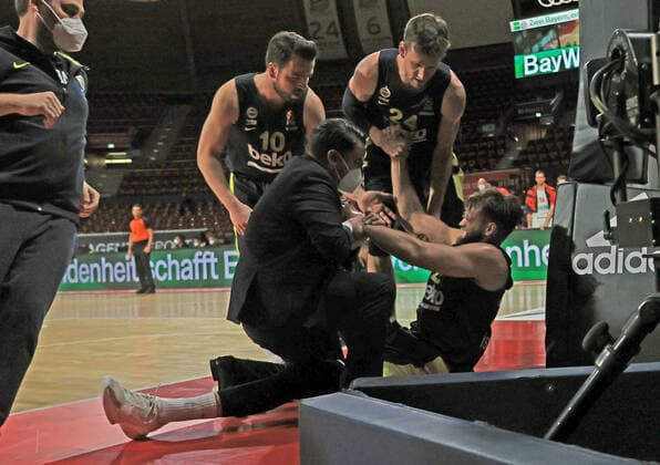 30 03 2021, EuroLeague, FC Bayern Basketball vs Fenerbahce, Audi Dome Munich, sports, in picture Danilo Barthel Fenerbahce injured on the ground