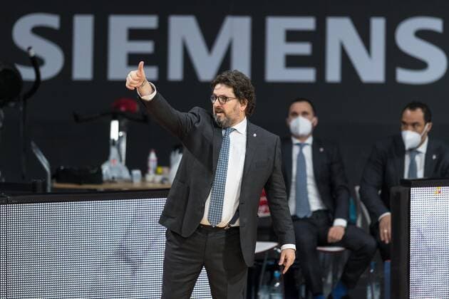 Basketball, Euroleague, day0 03 2021, FC Bayern Munich Fenerbahce Istanbul In the picture Head Coach of FC Bayern Munich Andrea TRINCHIERI gives the thumbs up Munich Audi Dome Bayern Germany Copyright: Passion2Press.dex xMarkusxFischerx