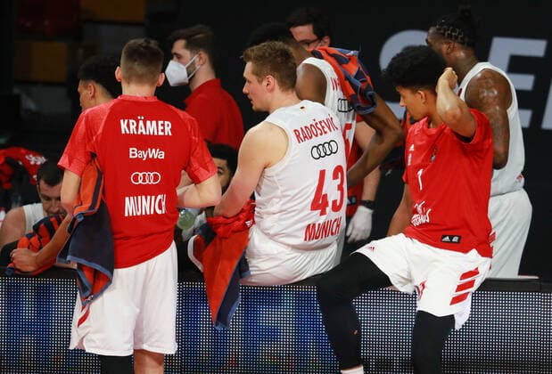 Leon Radosevic, 3 David Krämer, Kraemer, 16 Paul Zipser, li FCBB are at a loss Basketball, EuroLeague, FC Bayern Munich vs Fenerbahce Istanbul at Audi Dome on 30 03 2021 PHOTO Mladen Lackovic LakoPress